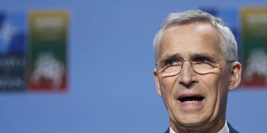 Nato-Generalsekretär Jens Stoltenberg spricht während einer Pressekonferenz. Foto: Mindaugas Kulbis/AP/dpa