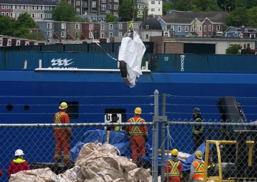 Erste Trümmer der Titan werden an Land gebracht. (Paul Daly/The Canadian Press via AP)