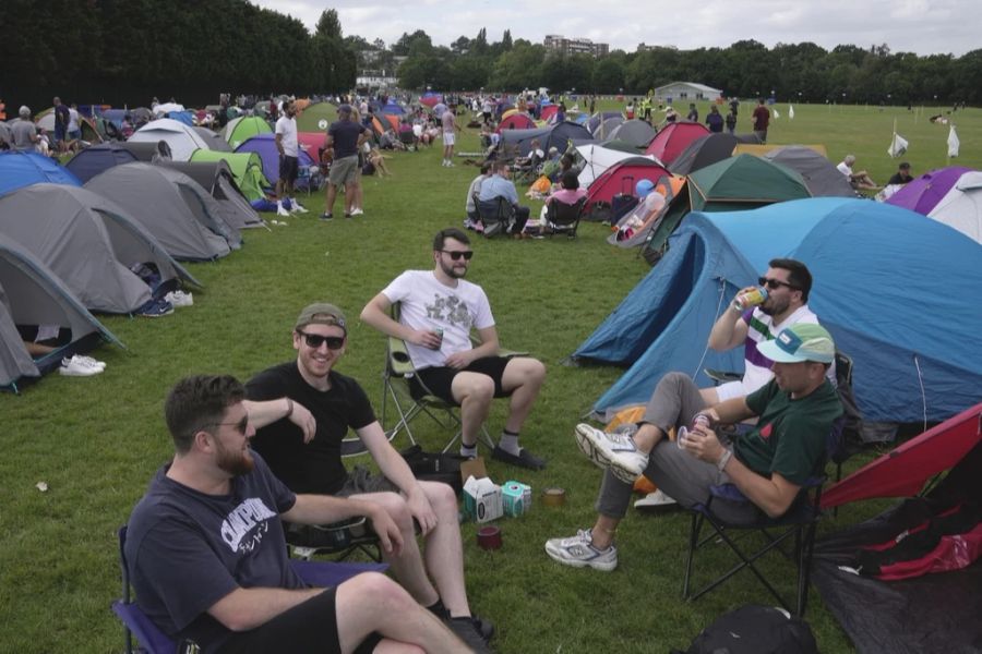 Traditionell übernachteten viele Tennis-Fans vor dem ersten Turniertag gleich vor dem Eingang, um nicht lange in der Schlange stehen zu müssen.