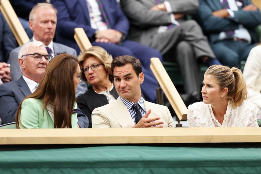 Kate unterhält sich mit Roger und Mirka Federer.