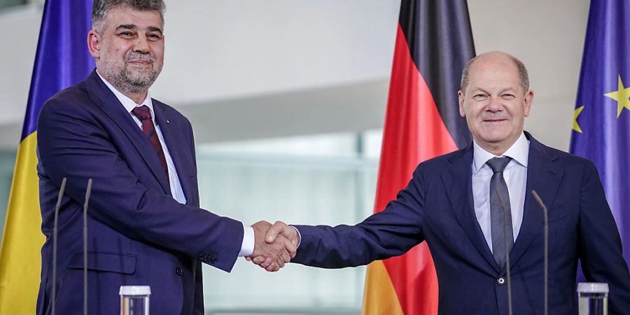 Bundeskanzler Olaf Scholz und Ion-Marcel Ciolacu (l), Ministerpräsident von Rumänien, geben sich im Bundeskanzleramt nach der Pressekonferenz die Hände. Foto: Kay Nietfeld/dpa