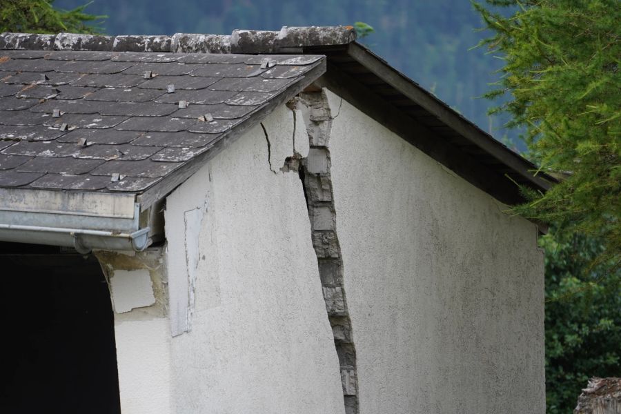 Dieses Garagenhäuschen in Brienz GR hat einen tiefen Spalt in der Mauer.