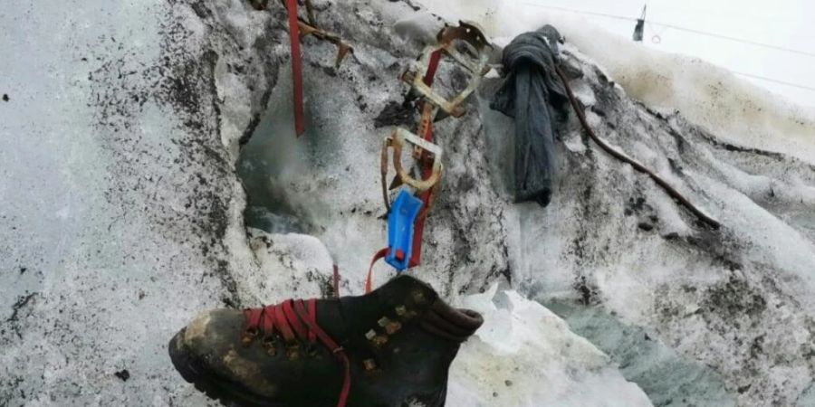 Ein Bergschuh und weitere Ausrüstungsgegenstände des seit 1986 vermissten Bergsteigers.