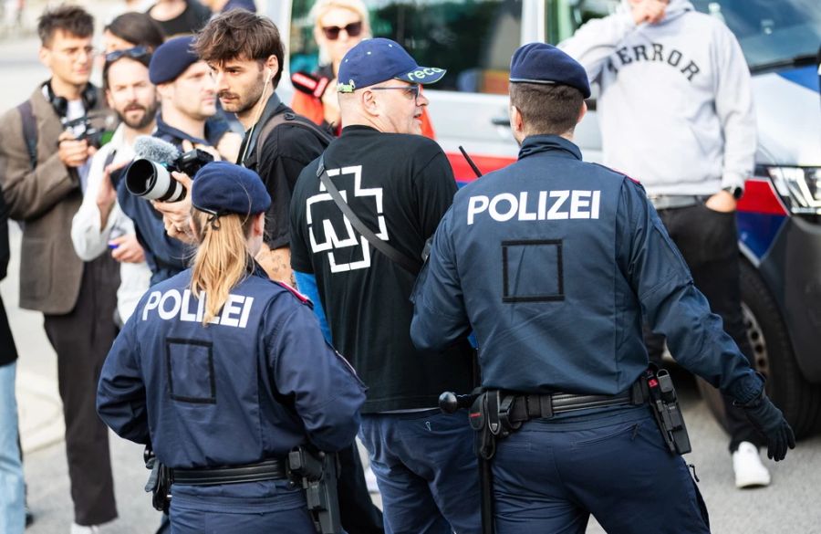 Ein Rammstein-Fan wird von der Polizei abgeführt.