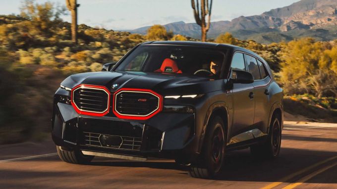 Selbst ein Giga-SUV wie der BMW XM Label Red kommt mit V8 und Hybrid-Power trotz 750PS und Mini-Normverbräuche Mercedes-AMG V8