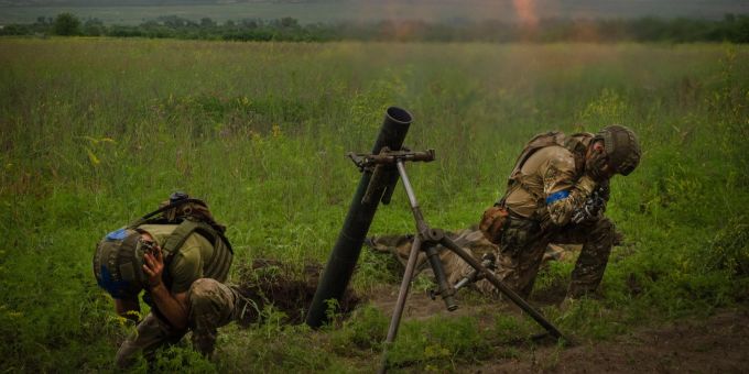 Damit sie sich verteidigen können, benötigen ukrainische Soldaten finanzielle Unterstützung bei der Lieferung von Waffen. Efrem Lukatsky/AP/dpa Ukraine-Krieg - Saporischschja