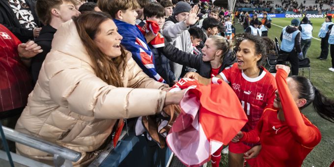 Rachel Rinast (links) fieberte als SRF-Expertin an der Frauen-WM mit ihren Ex-Kolleginnen mit. Frauen-WM