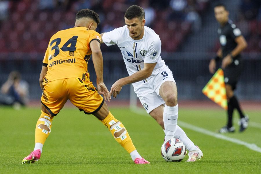 Zürichs Adrian Guerreiro (r.) im Duell mit Allan Arigoni vom FC Lugano.