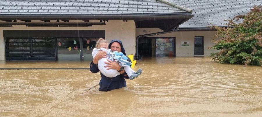 Die Feuerwehrleute hätten die Kinder dann auf einen Sattelschlepper geladen.