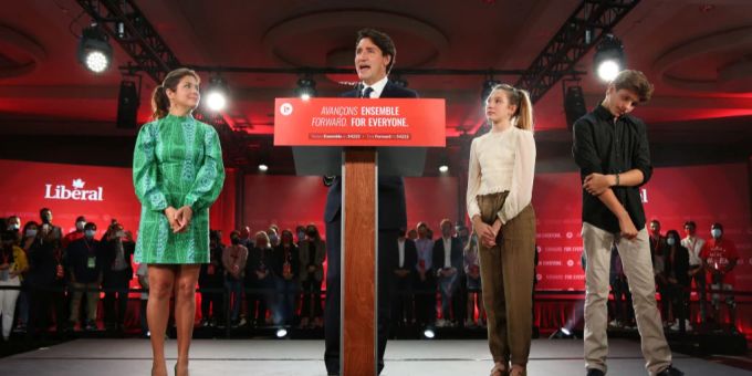 Justin Trudeau hält eine Rede im Jahr 2021 - daneben stehen seine jetzige Ex-Frau und zwei seiner Kinder. Justin Trudeau