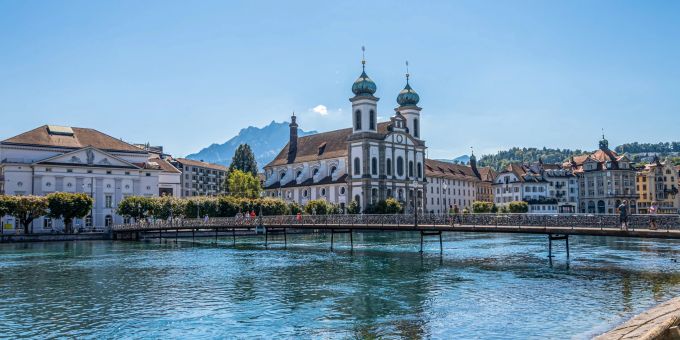 Der Rathaussteg mit Ausblick auf die Jesuitenkirche in der Stadt Luzern. Der Rathaussteg mit Ausblick auf die Jesuitenkirche in der Stadt Luzern.