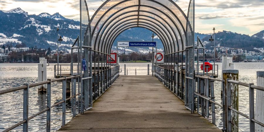Der Schiffsteg vom Verkehrshaus-Lido in der Stadt Luzern.