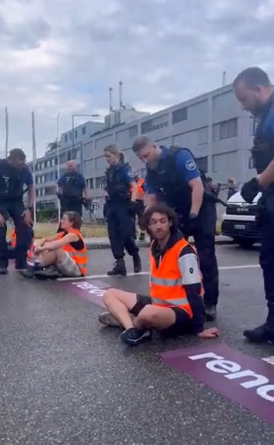 Die Aktivisten klebten sich am Montagmorgen an die Autobahnausfahrt in Zürich.