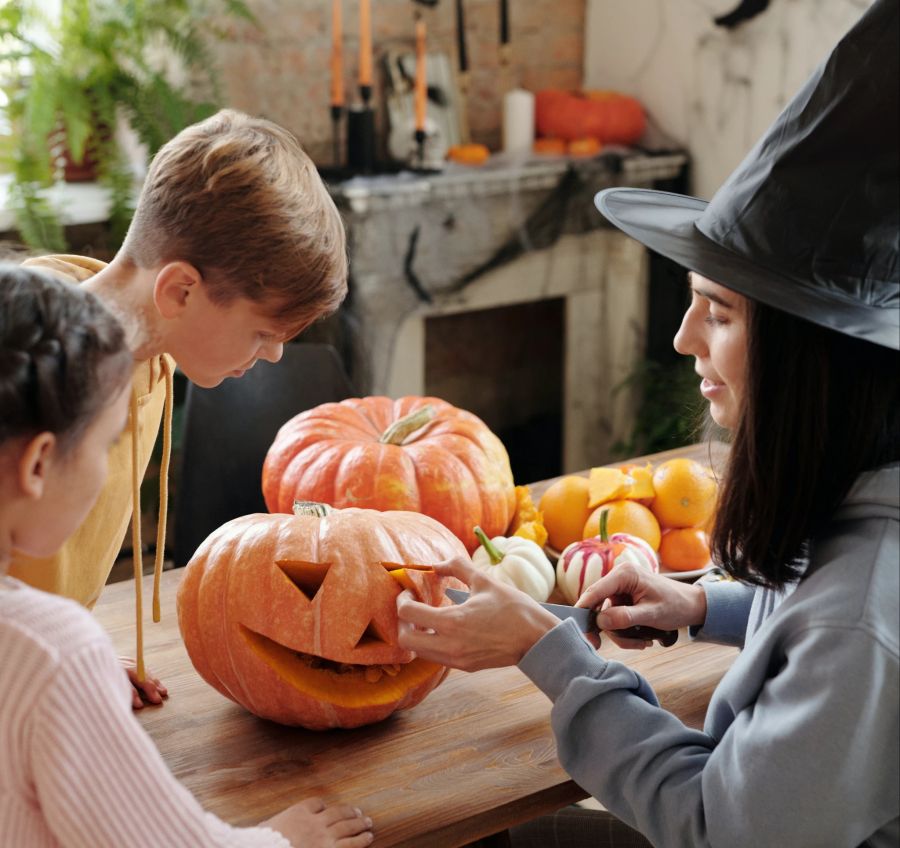 Halloween Familie Kürbis schnitzen