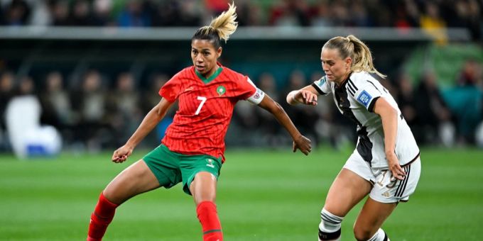 Ghizlane Chebbak, Kapitänin des marokkanischen Nationalteams, im Duell mit Klara Bühl.