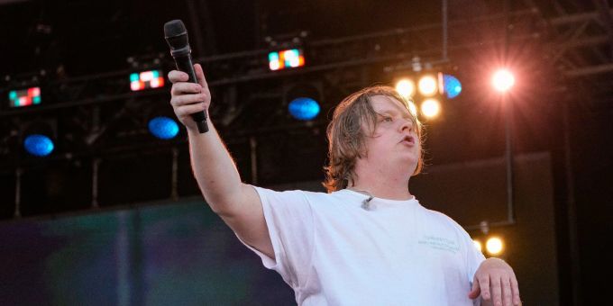 Lewis Capaldi bittet seine Fans auf dem Glastonbury Festival um Unterstützung: «Ich möchte nur, dass ihr alle so laut mitsingt, wie ihr könnt, wenn das in Ordnung ist?» Lewis Capaldi