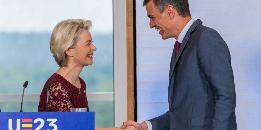 EU-Kommissionspräsidentin Ursula von der Leyen und Pedro Sanchez, Ministerpräsident von Spanien, nach einer Pressekonferenz.