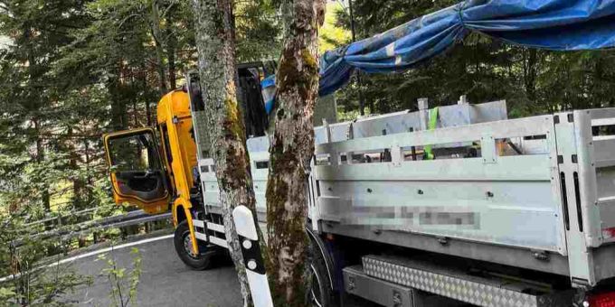 Welschenrohr: Lastwagen bleibt in Kurve der Balmbergstrasse stecken Lastwagen bleibt stecken