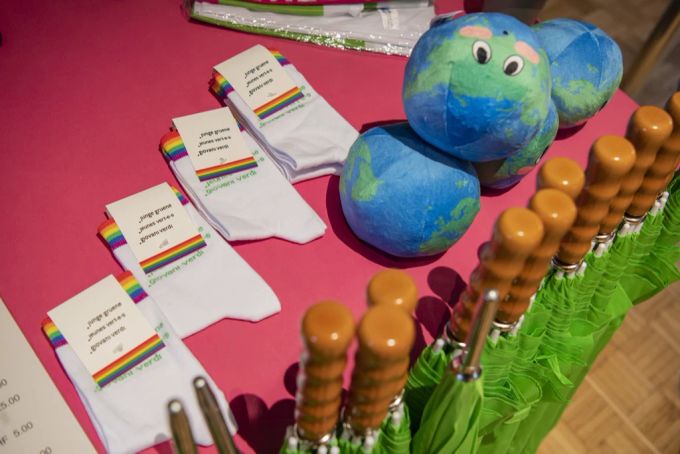 Die Grüne Partei der Schweiz hat nebst grünen Regenschirmen auch Socken im Angebot, die einem gar nicht grün sind. Grüne Giveaways Wahlen 2023
