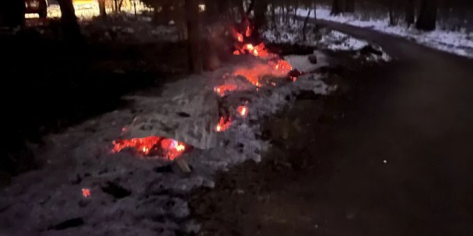 Binningen BL: Brennholzstapel in Brand. Brennholzstapel in Brand