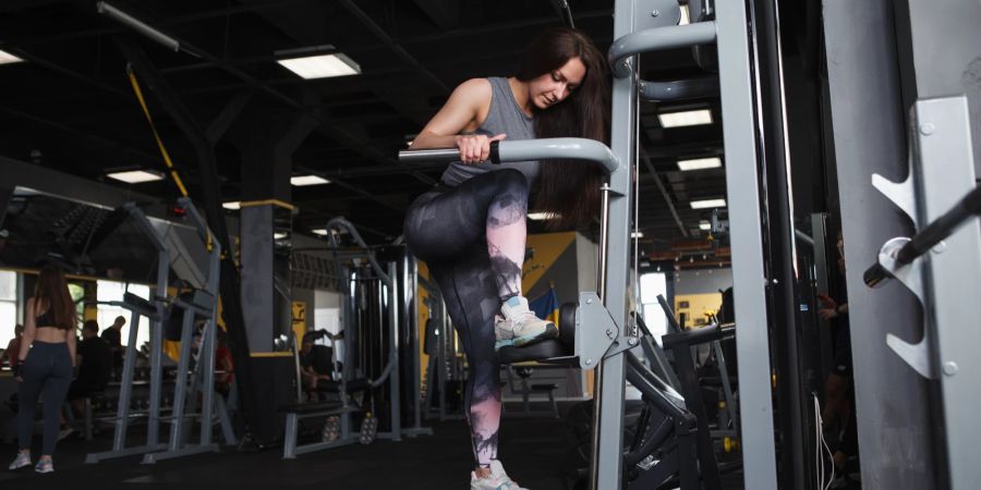 Frau auf Stairmaster im Fitnessstudio.