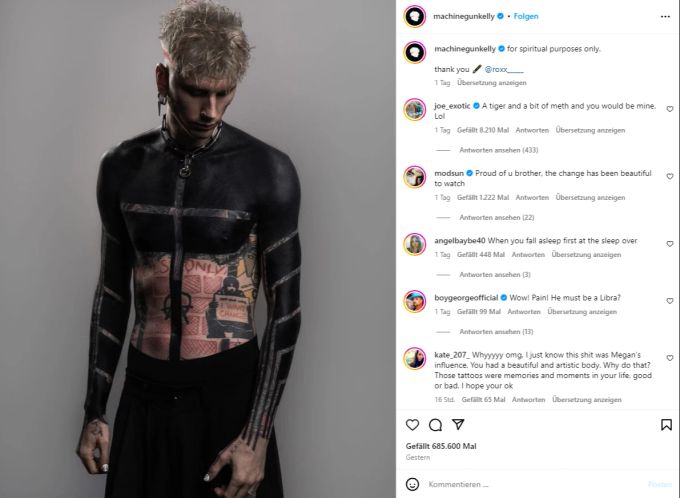 Machine Gun Kelly mit seinem neuen Tattoo. Machine Gun Kelly