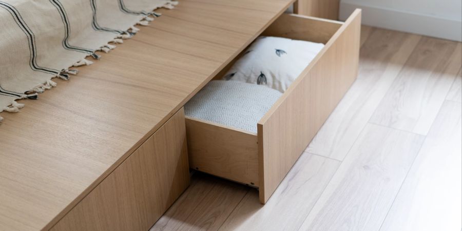 Ausschnitt Holzbett mit Schublade