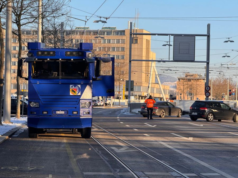 Im Wankdorf steht ein Wasserwerfer bereit.