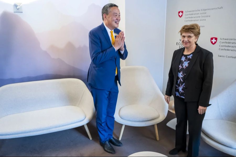 Der Premierminister Thailands, Srettha Thavisin (links), spricht mit Bundespräsidentin Viola Amherd vor einem bilateralen Treffen am Rande des WEF 2024, am 17. Januar 2024.