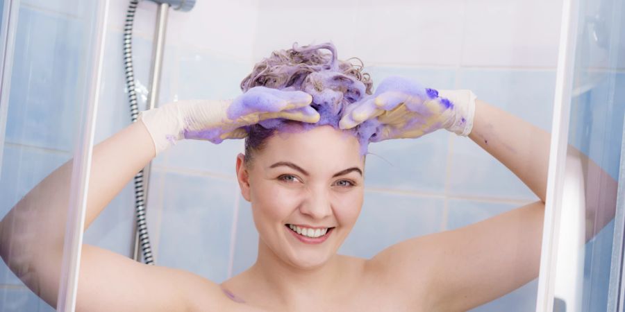 Lila Shampoo ist nicht nur für Personen mit blondem Haar geeignet.