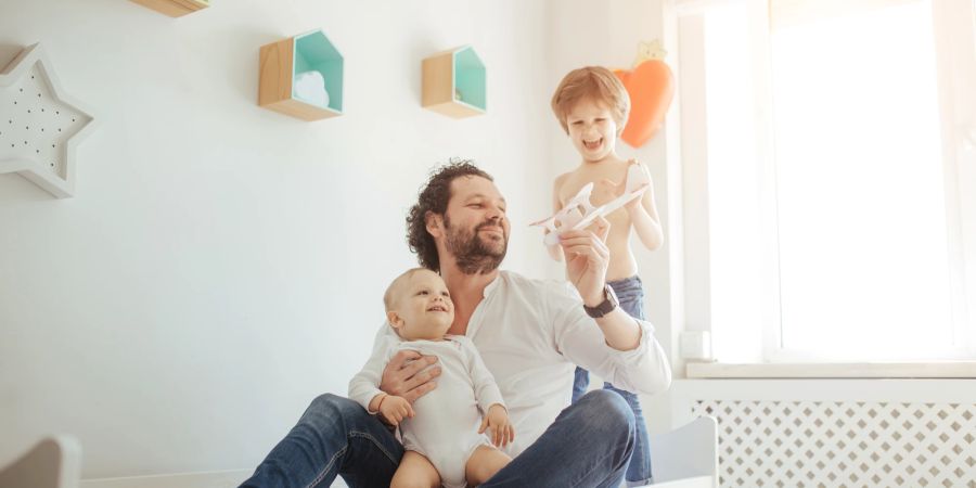 Mittlerweile entscheiden sich auch manche Väter dazu, der Kinder wegen zu Hause zu bleiben und als Vollzeitpapa zu arbeiten.