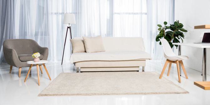 Helles Wohnzimmer mit Teppich, Couch und Sessel
