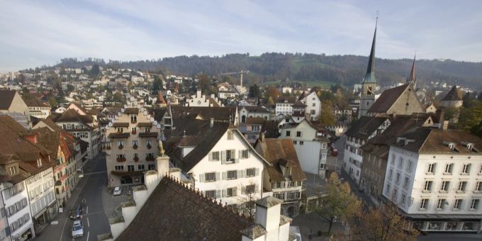 Zug - Verwitterte Figuren an Kirche St. Oswald in Zug werden entfernt