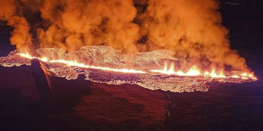 dpatopbilder - HANDOUT - Auf diesem vom Isländischen Katastrophenschutz zur Verfügung gestellten Foto, ist die Lava beim Ausbruch des Vulkans zu sehen. Foto: Uncredited/Icelandic Civil Protection/AP/dpa - ACHTUNG: Nur zur redaktionellen Verwendung im Zusammenhang mit der aktuellen Berichterstattung und nur mit vollständiger Nennung des vorstehenden Credits