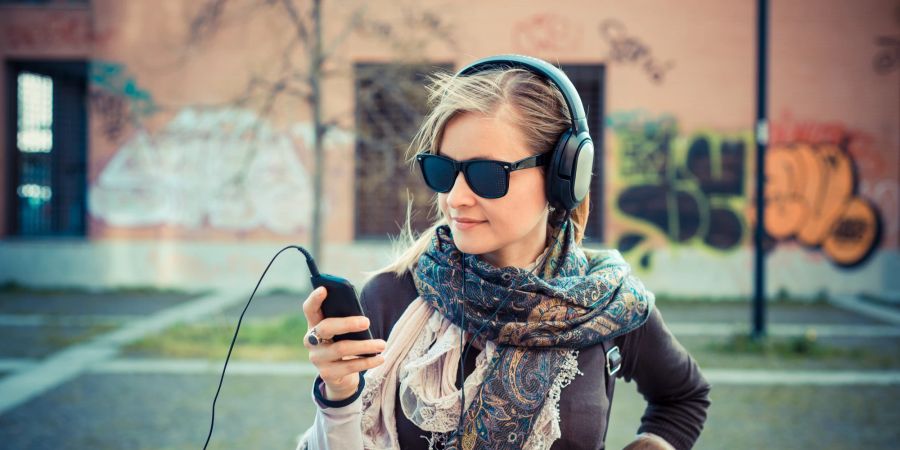 Frau mit Kopfhörern, Smartphone, Sonnenbrille,