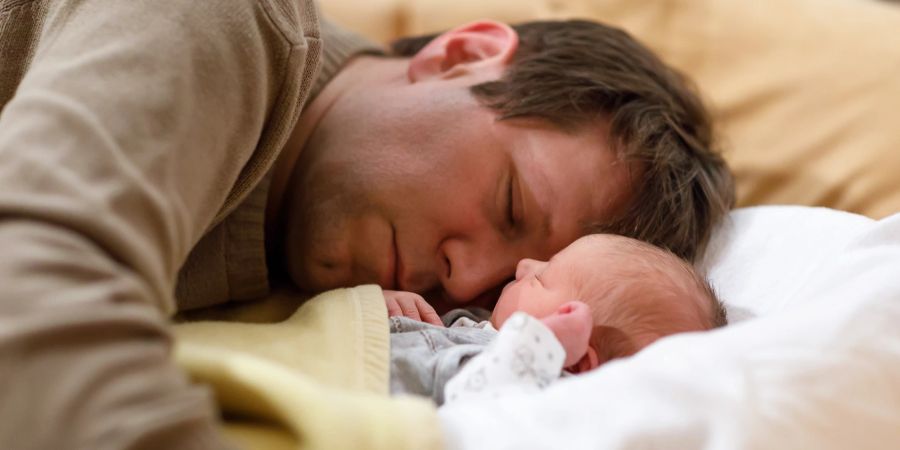 Schlafmangel kennen viele Eltern nur zu gut.