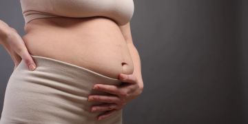frau hält bauch