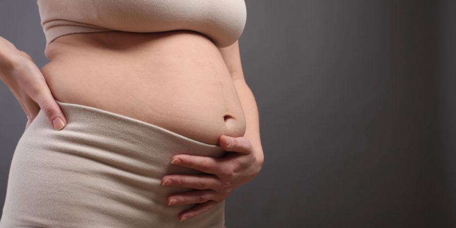 Der Körper einer Frau verändert sich während einer Schwangerschaft sehr stark. Blöde Kommentare zum Gewicht oder Bauch einer Frau nach der Geburt sind nicht angebracht.