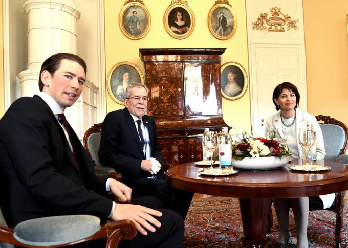 Als Bundespräsidentin begrüsste Doris Leuthard ihren österreichischen Amtskollegen Alexander Van der Bellen und den damaligen Aussenminister Sebastian Kurz im Von-Wattenwyl-Haus in Bern, am 17. Februar 2017. Kurz Bellen Leuthard