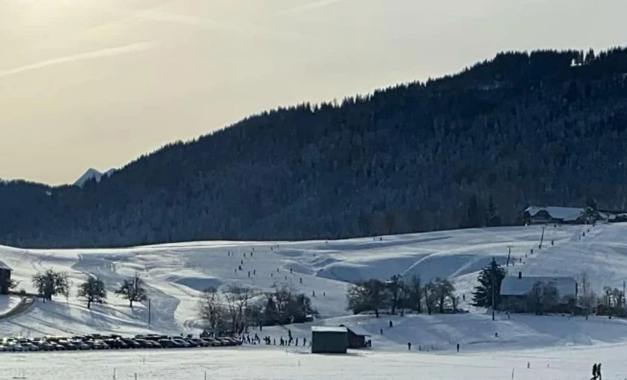 Ein Bild des Skilifts Hapferen FR aus schneereichen Tagen.