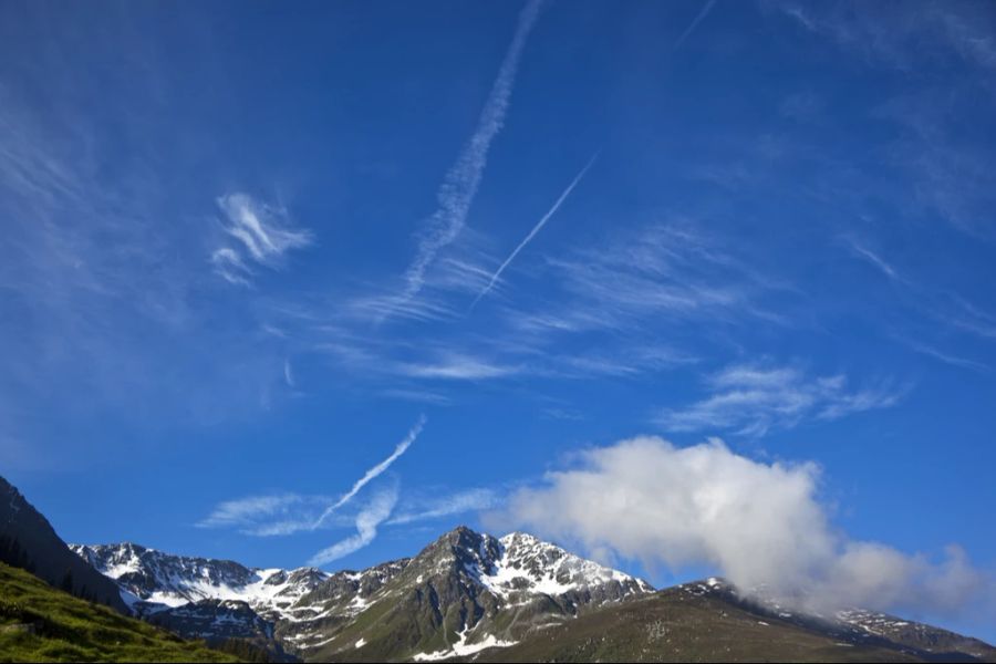 In den Alpen ist der Föhn stärker als im Flachland.