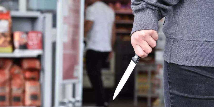 Samuel wird in seiner Schule in Bellach SO von seinem Mitschüler mit einem Messer bedroht. (Symbolbild)