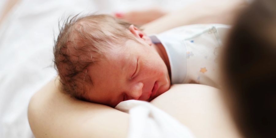 Bei dem Neugeborenen-Screening wird auf Erbkrankheiten getestet.