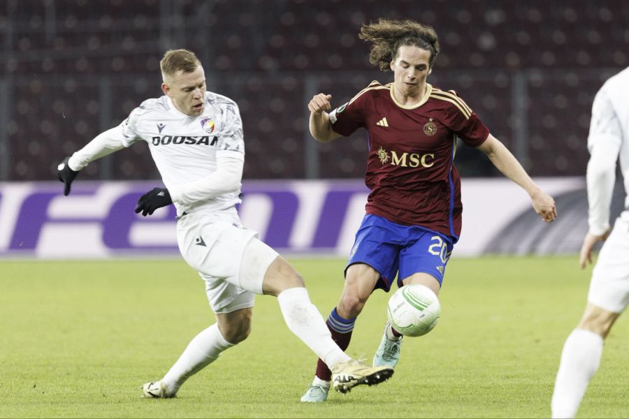 Matej Vydra (l.) von Viktoria Pilsen und Servettes Theo Magnin im Duell um den Ball.