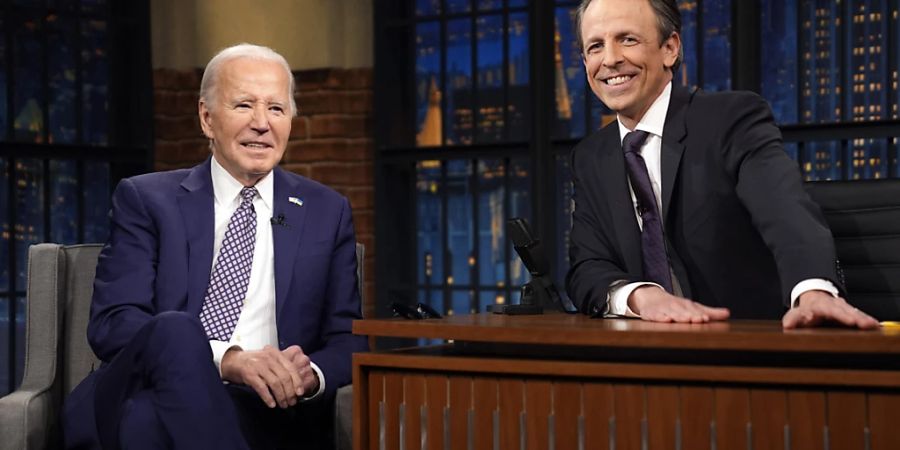 Joe Biden (l), Präsident der USA, neben Seth Meyers während einer Aufzeichnung von «Late Night with Seth Meyers». Foto: Evan Vucci/AP/dpa