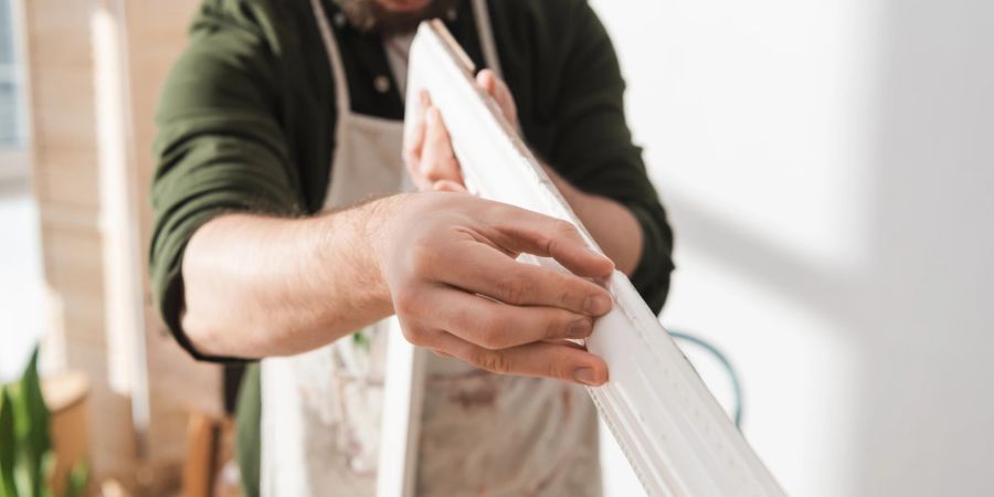 Auch aus Fotorahmen lassen sich kreative DIY-Wandpaneele bauen.