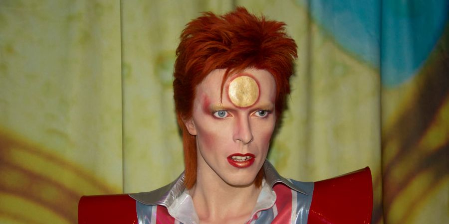 David Bowie hat mit seinen Frisuren und ausgefallenen Outfits die Mode nachhaltig geprägt. Vielen blieb vor allem sein Vokuhila im Gedächtnis.