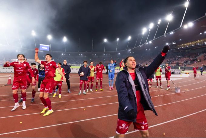 Nishan Burkart (vorne) lässt sich nach seinem Doppelpack für den FC Winterthur feiern. FC Winterthur