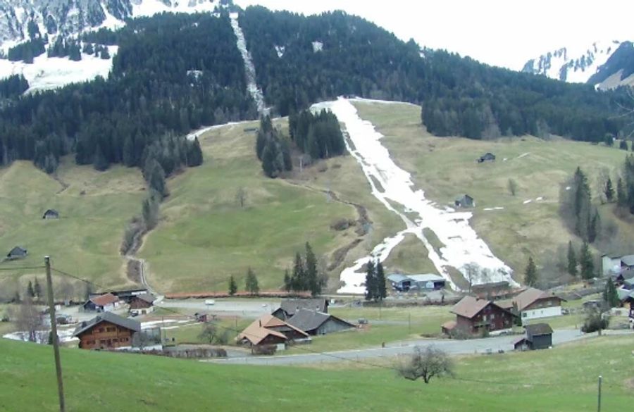 In Jaun FR sind die Skilifte ebenfalls geschlossen. Ein letzter weisser Streifen erinnert an den Skibetrieb.