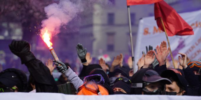Vandalismus - Zürcher Polizei nimmt nach Frauen-Demo 27-Jährige fest
